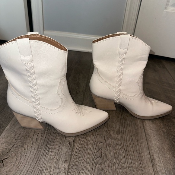 Women's DV By Dolce Vita Karyn Bootie - Picture 2 of 6